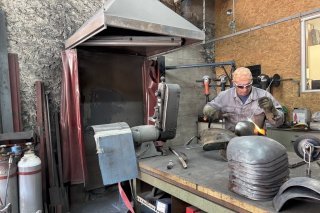 Yan Moret, dans son atelier de Vissoie